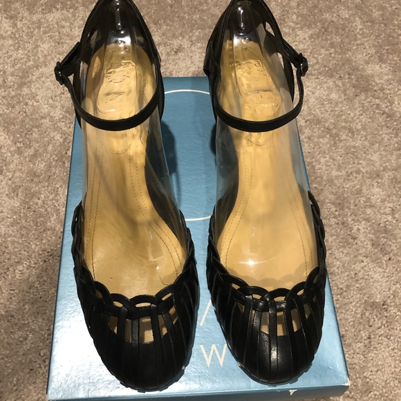 Black leather pump with cut outs and ankle strap - Picture 2 of 7